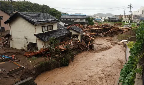 Проливни дъждове предизвикаха наводнения и свлачища в Южна Япония - 1