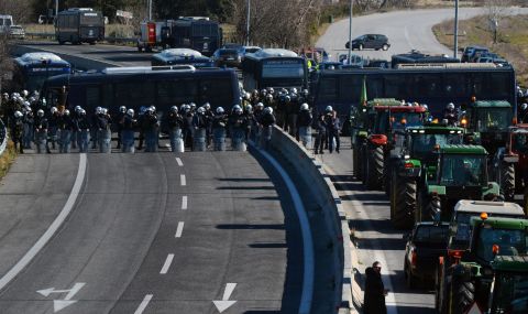 Фермерите в Гърция не изтеглят тракторите от магистралата - 1