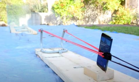 Странен експеримент: iPhone 12 Pro Max, изстрелян от прашка по стъкло (ВИДЕО) - 1