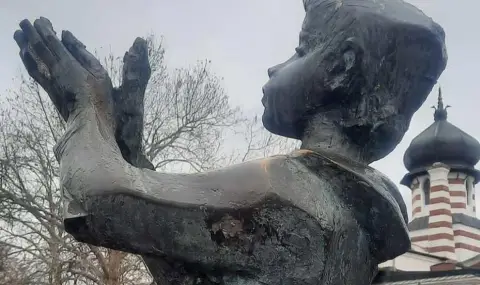 Мъж откърти с чук част от емблематичната скулптура „Щастливеца“ в Плевен - 1