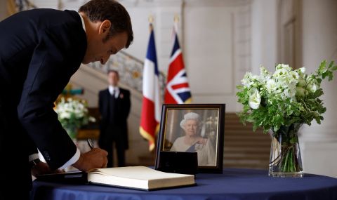 Макрон подписа книгата за съболезнования в британското посолство  - 1