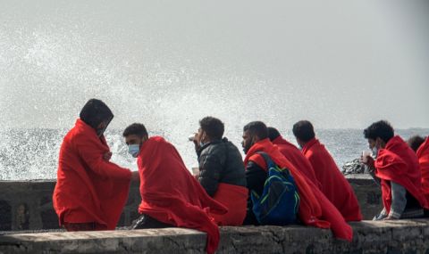 В неизвестност са 75 души след потъване на лодка с мигранти край Тунис - 1