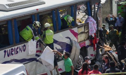 21 човека загинаха в автобусна катастрофа в Мексико - 1