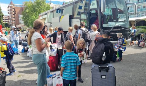 Започна преместването на украинските бежанци от хотелите в Слънчев бряг - 1