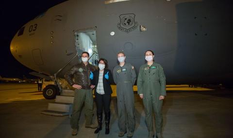 Посолството на САЩ: Тези пилоти доставиха медицинските консумативи в София - 1