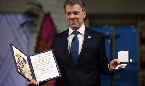 Връчиха Нобеловата награда за мир на колумбийския президент - 1