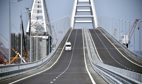 Възстановиха движението на автомобили по взривения Кримски мост - 1