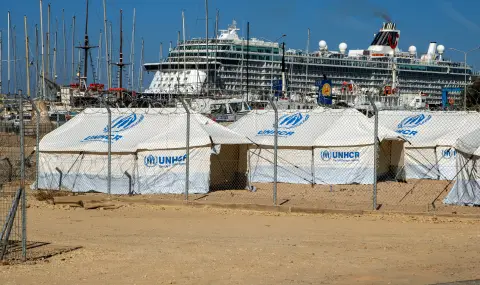 Гърция под натиск: Над 500 мигранти пристигнаха край Атина след акция южно от Крит - 1