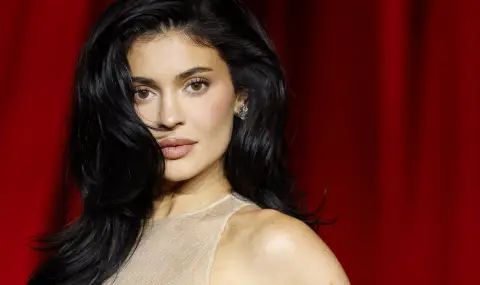 Кайли Дженър показа горещо тяло по бански на яхта в Гърция (СНИМКИ) - 1