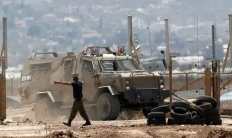 Израелски заселници стрелят и палят коли на Западния бряг - 1