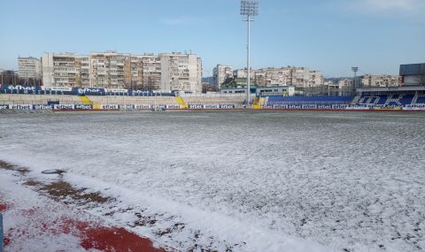 Теренът на Спартак Варна е покрит със сняг преди Лудогорец - 1