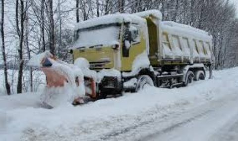 Спасиха бременна в 8-ия месец, блокирана в снега между Варна и Добрич - 1