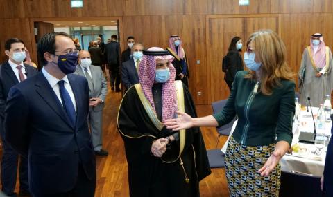 Екатерина Захариева разговаря със саудитския принц Файсал бин Фархан ал Сауд - 1