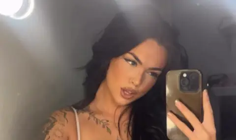 Киърън Трипиър засечен в компанията на еротичен модел от Нюкасъл - 1