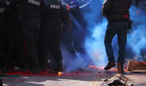 Ранени полицаи и арести на протеста на "Възраждане" СНИМКИ + ВИДЕО - 1