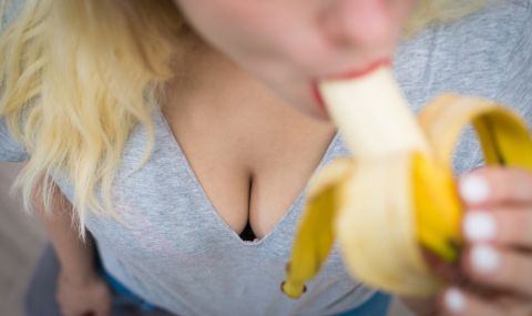 Курс по лапане на банани проведе руски еротичен модел (ВИДЕО) - 1