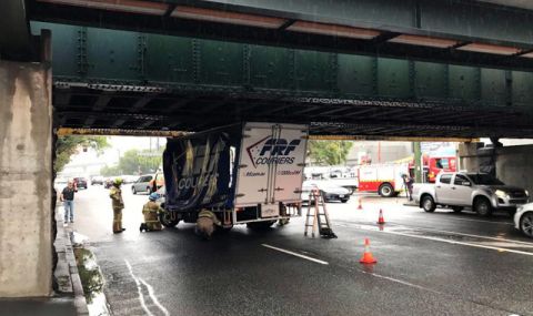 „Мостът на глупостта“, под който вече има над 100 пострадали автомобила - 1