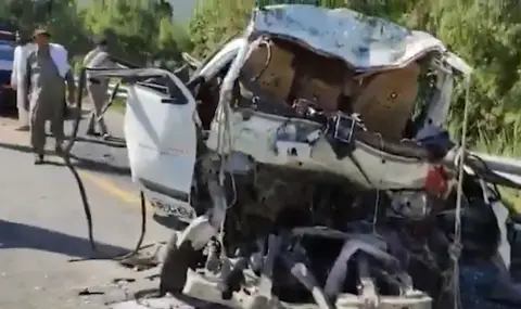 At least 16 killed in Pakistan crash  - 1
