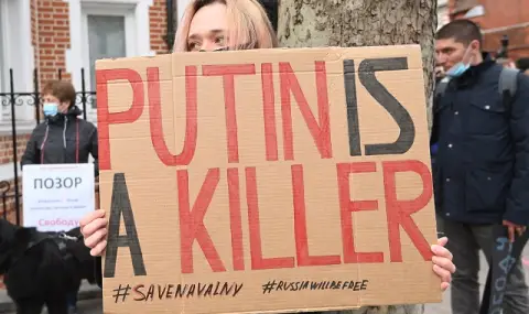 Деликатна ситуация за Кремъл! Опечалени поддръжници на Алексей Навални продължават да му отдават почит  - 1