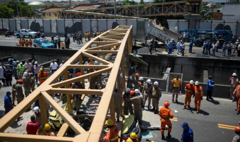 Четирима загинаха след срутване на мост в Рио де Жанейро - 1