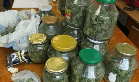 Заловиха мъж, консервирал марихуана в буркани - 1