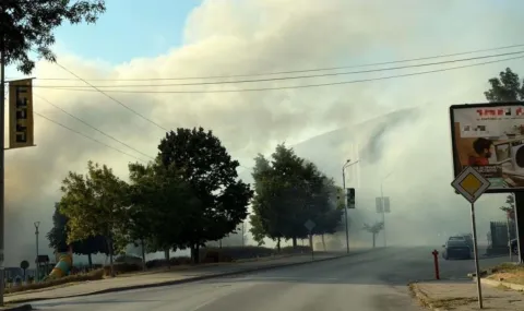 Голям пожар край стадиона в Карлово