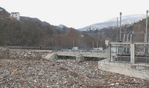 457 тона боклуци извадени до момента от плаващото сметище в Искър - 1