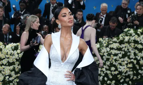 Никол Шерцингер посрещна 47-ия си рожден ден по секси бански (ВИДЕО) - 1