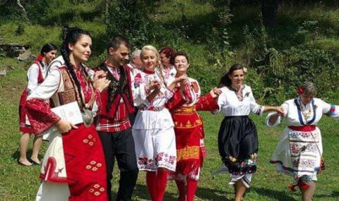 Каракачанов омъжи дъщеря си в народна носия - 1