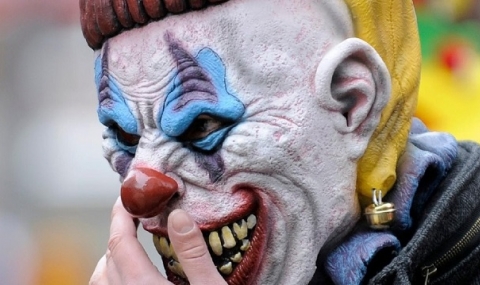 Клоуни с бухалки и триони тероризират Германия (Видео) - 1