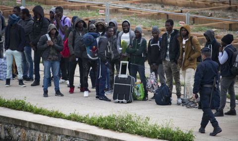 В Париж беше евакуиран голям мигрантски лагер  - 1