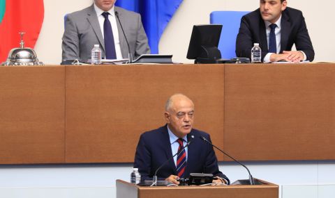 Ген. Атанасов:  Кабинетът е създаден с напрегнат компромис, за да се възстанови парламентарната република - 1