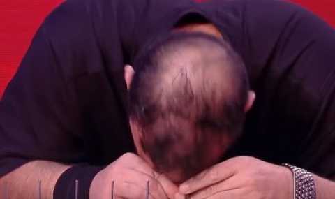 Глава като чук! Борец забива пирони по любопитен начин (Видео) - 1