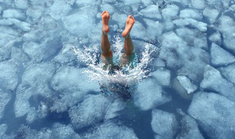 Водолаз постави рекорд с гмуркането си в замръзнало езеро в Швейцария (ВИДЕО) - 1
