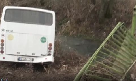 Автобус с пътници падна в река в сливенско село - 1
