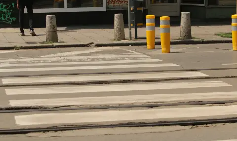 Глобяват ни 100 лева, ако пресичаме на пешеходна пътека с телефон - 1