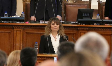 Христинка Иванова положи клетва като депутат ᐉ Новини от Fakti.bg -  България | ФАКТИ.БГ