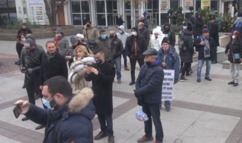 Протести на засегнатите от COVID мерките се проведоха в Пловдив и Бургас - 1