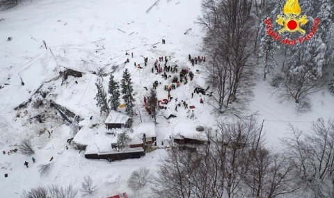 Извадиха три живи деца изпод развалините в Италия - 1