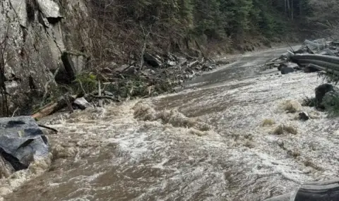 Река Чепинска заля част от пътя Велинград - Сърница, отсечката бе затворена