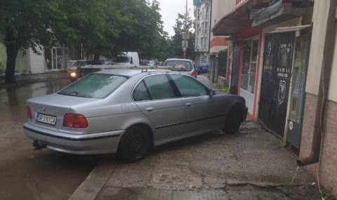 Шофьор блокира нагло тротоар във Враца - 1