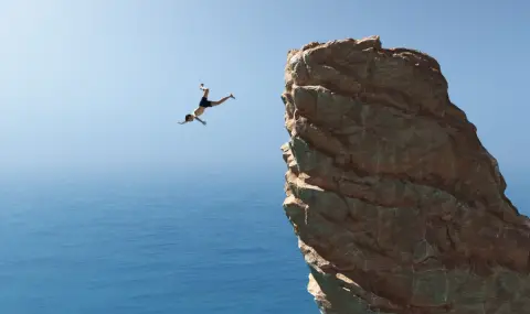 Млад мъж скочи от скали край Созопол и почина, момиче е в болница - 1