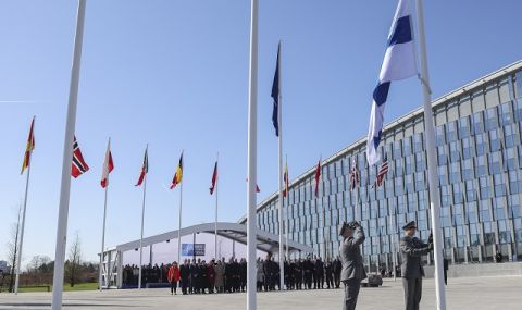 Финландия е в НАТО! Националният флаг се вее пред централата на Алианса в Брюксел - 1