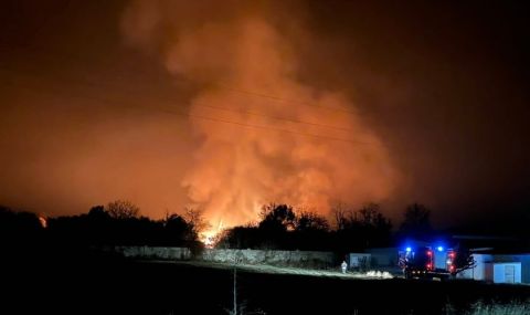 Пожар гори в двора на завод "Арсенал" - 1