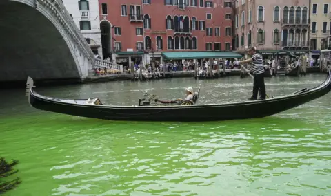 Екоактивисти боядисаха зелена водата в Канале гранде във Венеция - 1