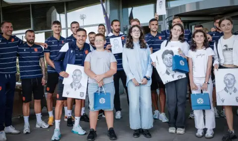 Националите се срещнаха с деца от Лятната художествена академия - 1