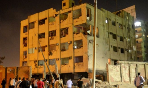 Бомба рани 6 полицаи в Кайро - 1