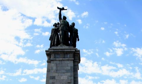 Фандъкова: Ролята на оградата около Паметника на Съветската армия е да защити хората от падащи плочи - 1