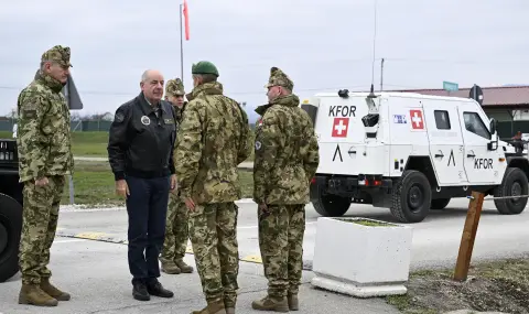 Президентът на Унгария с послание към военните в Косово - 1