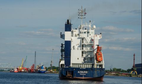 Турски кораб гори в пристанището на Мариупол - 1